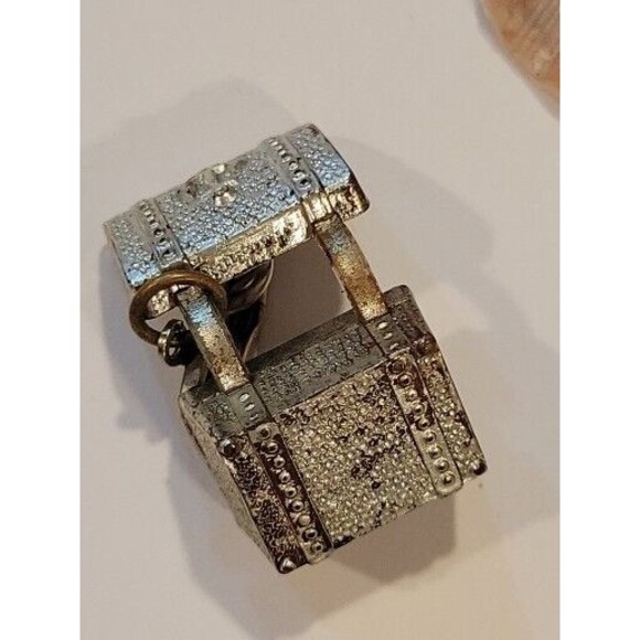 Rare Vintage Plastic Seahorse Treasure Chest Shark Ocean Theme Clip Earrings Lot - Picture 11 of 14